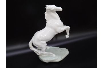 大倉陶園(OKURA、OAC)　跳ね馬　跳躍感のあるフィギュリン(オブジェ、白馬、置物、磁器人形、共箱付き)(R-077913)