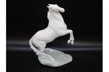 大倉陶園(OKURA、OAC)　跳ね馬　跳躍感のあるフィギュリン(オブジェ、白馬、置物、磁器人形、共箱付き)(R-077913)