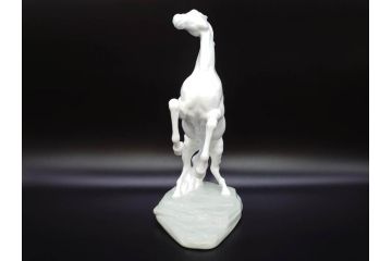 大倉陶園(OKURA、OAC)　跳ね馬　跳躍感のあるフィギュリン(オブジェ、白馬、置物、磁器人形、共箱付き)(R-077913)