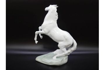 大倉陶園(OKURA、OAC)　跳ね馬　跳躍感のあるフィギュリン(オブジェ、白馬、置物、磁器人形、共箱付き)(R-077913)