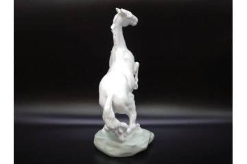 大倉陶園(OKURA、OAC)　跳ね馬　跳躍感のあるフィギュリン(オブジェ、白馬、置物、磁器人形、共箱付き)(R-077913)