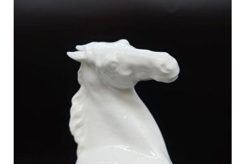 大倉陶園(OKURA、OAC)　跳ね馬　跳躍感のあるフィギュリン(オブジェ、白馬、置物、磁器人形、共箱付き)(R-077913)