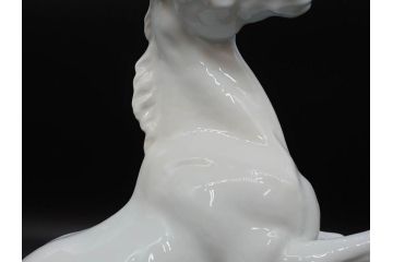 大倉陶園(OKURA、OAC)　跳ね馬　跳躍感のあるフィギュリン(オブジェ、白馬、置物、磁器人形、共箱付き)(R-077913)