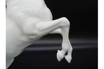 大倉陶園(OKURA、OAC)　跳ね馬　跳躍感のあるフィギュリン(オブジェ、白馬、置物、磁器人形、共箱付き)(R-077913)