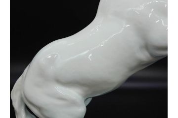 大倉陶園(OKURA、OAC)　跳ね馬　跳躍感のあるフィギュリン(オブジェ、白馬、置物、磁器人形、共箱付き)(R-077913)