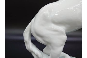 大倉陶園(OKURA、OAC)　跳ね馬　跳躍感のあるフィギュリン(オブジェ、白馬、置物、磁器人形、共箱付き)(R-077913)