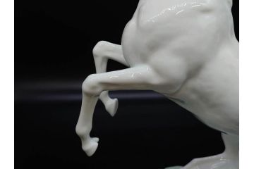 大倉陶園(OKURA、OAC)　跳ね馬　跳躍感のあるフィギュリン(オブジェ、白馬、置物、磁器人形、共箱付き)(R-077913)