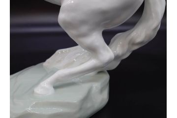 大倉陶園(OKURA、OAC)　跳ね馬　跳躍感のあるフィギュリン(オブジェ、白馬、置物、磁器人形、共箱付き)(R-077913)