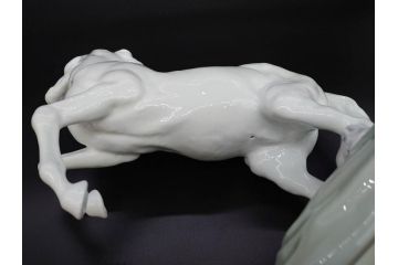 大倉陶園(OKURA、OAC)　跳ね馬　跳躍感のあるフィギュリン(オブジェ、白馬、置物、磁器人形、共箱付き)(R-077913)