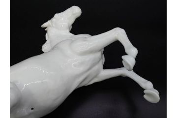 大倉陶園(OKURA、OAC)　跳ね馬　跳躍感のあるフィギュリン(オブジェ、白馬、置物、磁器人形、共箱付き)(R-077913)