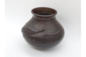 時代物　古銅　斑紫銅　盛上　双鯉文　優雅に泳ぐ鯉の装飾が印象的な花瓶(高岡銅器?、花器、花生、花入、壷、壺、在銘、作家物)(R-077928)