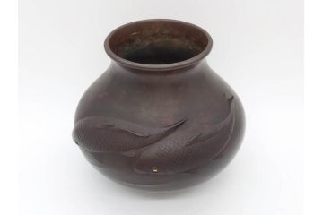 時代物　古銅　斑紫銅　盛上　双鯉文　優雅に泳ぐ鯉の装飾が印象的な花瓶(高岡銅器?、花器、花生、花入、壷、壺、在銘、作家物)(R-077928)
