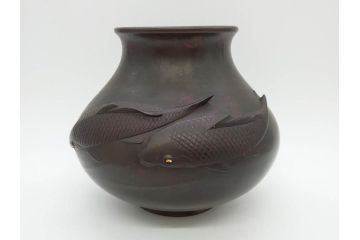 時代物　古銅　斑紫銅　盛上　双鯉文　優雅に泳ぐ鯉の装飾が印象的な花瓶(高岡銅器?、花器、花生、花入、壷、壺、在銘、作家物)(R-077928)
