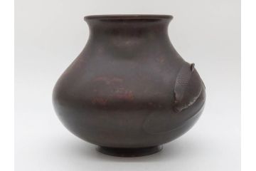 時代物　古銅　斑紫銅　盛上　双鯉文　優雅に泳ぐ鯉の装飾が印象的な花瓶(高岡銅器?、花器、花生、花入、壷、壺、在銘、作家物)(R-077928)