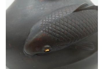 時代物　古銅　斑紫銅　盛上　双鯉文　優雅に泳ぐ鯉の装飾が印象的な花瓶(高岡銅器?、花器、花生、花入、壷、壺、在銘、作家物)(R-077928)