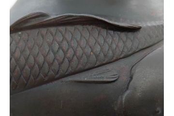 時代物　古銅　斑紫銅　盛上　双鯉文　優雅に泳ぐ鯉の装飾が印象的な花瓶(高岡銅器?、花器、花生、花入、壷、壺、在銘、作家物)(R-077928)