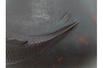 時代物　古銅　斑紫銅　盛上　双鯉文　優雅に泳ぐ鯉の装飾が印象的な花瓶(高岡銅器?、花器、花生、花入、壷、壺、在銘、作家物)(R-077928)