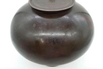 時代物　古銅　斑紫銅　盛上　双鯉文　優雅に泳ぐ鯉の装飾が印象的な花瓶(高岡銅器?、花器、花生、花入、壷、壺、在銘、作家物)(R-077928)