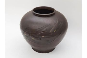 時代物　古銅　斑紫銅　盛上　生き生きと泳ぐ魚の装飾が印象的な花瓶(鮎?、アユ、高岡銅器?、花器、花生、花入、壷、壺、在銘、作家物)(R-077929)