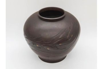 時代物　古銅　斑紫銅　盛上　生き生きと泳ぐ魚の装飾が印象的な花瓶(鮎?、アユ、高岡銅器?、花器、花生、花入、壷、壺、在銘、作家物)(R-077929)