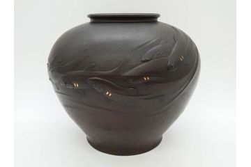 時代物　古銅　斑紫銅　盛上　生き生きと泳ぐ魚の装飾が印象的な花瓶(鮎?、アユ、高岡銅器?、花器、花生、花入、壷、壺、在銘、作家物)(R-077929)