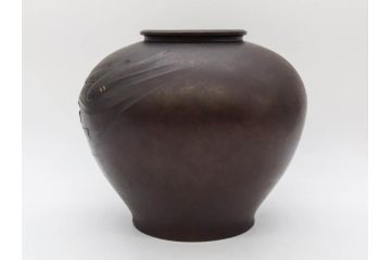 時代物　古銅　斑紫銅　盛上　生き生きと泳ぐ魚の装飾が印象的な花瓶(鮎?、アユ、高岡銅器?、花器、花生、花入、壷、壺、在銘、作家物)(R-077929)