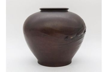 時代物　古銅　斑紫銅　盛上　生き生きと泳ぐ魚の装飾が印象的な花瓶(鮎?、アユ、高岡銅器?、花器、花生、花入、壷、壺、在銘、作家物)(R-077929)