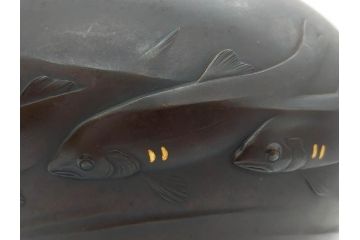 時代物　古銅　斑紫銅　盛上　生き生きと泳ぐ魚の装飾が印象的な花瓶(鮎?、アユ、高岡銅器?、花器、花生、花入、壷、壺、在銘、作家物)(R-077929)