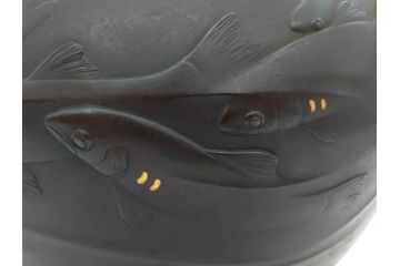 時代物　古銅　斑紫銅　盛上　生き生きと泳ぐ魚の装飾が印象的な花瓶(鮎?、アユ、高岡銅器?、花器、花生、花入、壷、壺、在銘、作家物)(R-077929)