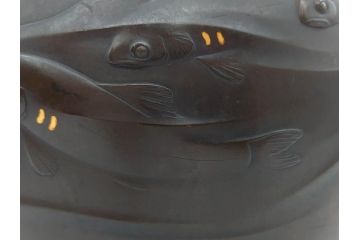 時代物　古銅　斑紫銅　盛上　生き生きと泳ぐ魚の装飾が印象的な花瓶(鮎?、アユ、高岡銅器?、花器、花生、花入、壷、壺、在銘、作家物)(R-077929)