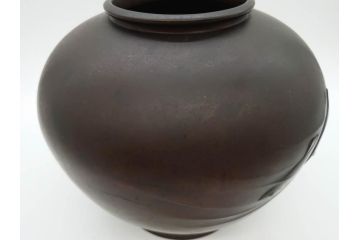 時代物　古銅　斑紫銅　盛上　生き生きと泳ぐ魚の装飾が印象的な花瓶(鮎?、アユ、高岡銅器?、花器、花生、花入、壷、壺、在銘、作家物)(R-077929)