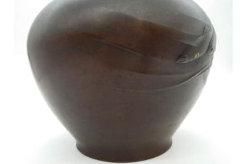 時代物　古銅　斑紫銅　盛上　生き生きと泳ぐ魚の装飾が印象的な花瓶(鮎?、アユ、高岡銅器?、花器、花生、花入、壷、壺、在銘、作家物)(R-077929)