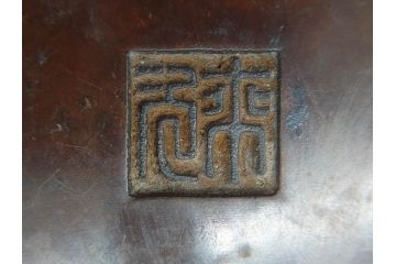 時代物　古銅　斑紫銅　盛上　生き生きと泳ぐ魚の装飾が印象的な花瓶(鮎?、アユ、高岡銅器?、花器、花生、花入、壷、壺、在銘、作家物)(R-077929)