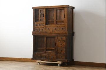 中古　アンティーク調　浮造り仕上げの小振りな二段重ね水屋箪笥(食器棚、キャビネット、収納棚、重ね戸棚、茶箪笥)(R-077934)