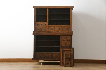 中古　アンティーク調　浮造り仕上げの小振りな二段重ね水屋箪笥(食器棚、キャビネット、収納棚、重ね戸棚、茶箪笥)(R-077934)