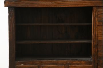 中古　アンティーク調　浮造り仕上げの小振りな二段重ね水屋箪笥(食器棚、キャビネット、収納棚、重ね戸棚、茶箪笥)(R-077934)