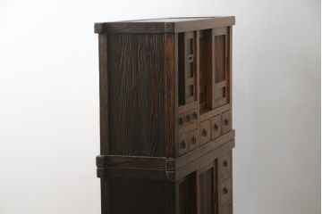 中古　アンティーク調　浮造り仕上げの小振りな二段重ね水屋箪笥(食器棚、キャビネット、収納棚、重ね戸棚、茶箪笥)(R-077934)