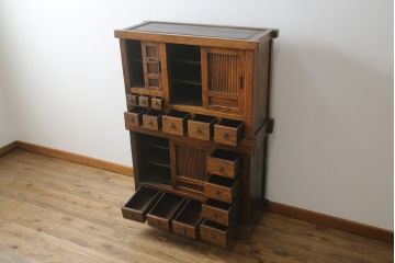 中古　アンティーク調　浮造り仕上げの小振りな二段重ね水屋箪笥(食器棚、キャビネット、収納棚、重ね戸棚、茶箪笥)(R-077934)
