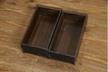 中古　アンティーク調　浮造り仕上げの小振りな二段重ね水屋箪笥(食器棚、キャビネット、収納棚、重ね戸棚、茶箪笥)(R-077934)