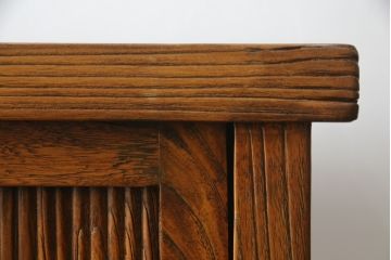 中古　アンティーク調　浮造り仕上げの小振りな二段重ね水屋箪笥(食器棚、キャビネット、収納棚、重ね戸棚、茶箪笥)(R-077934)