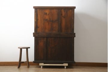 中古　アンティーク調　浮造り仕上げの小振りな二段重ね水屋箪笥(食器棚、キャビネット、収納棚、重ね戸棚、茶箪笥)(R-077934)