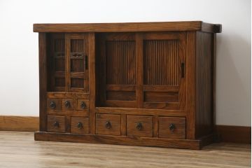 中古　アンティーク調　浮造り仕上げの小振りな水屋箪笥サイドボード(食器棚、サイドキャビネット、収納棚、戸棚、茶箪笥、テレビ台、テレビボード)(R-077935)