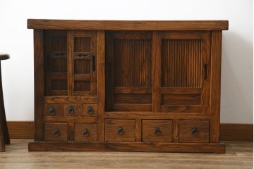 中古　アンティーク調　浮造り仕上げの小振りな水屋箪笥サイドボード(食器棚、サイドキャビネット、収納棚、戸棚、茶箪笥、テレビ台、テレビボード)(R-077935)