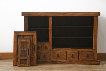 中古　アンティーク調　浮造り仕上げの小振りな水屋箪笥サイドボード(食器棚、サイドキャビネット、収納棚、戸棚、茶箪笥、テレビ台、テレビボード)(R-077935)
