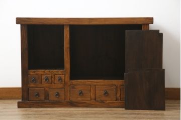 中古　アンティーク調　浮造り仕上げの小振りな水屋箪笥サイドボード(食器棚、サイドキャビネット、収納棚、戸棚、茶箪笥、テレビ台、テレビボード)(R-077935)