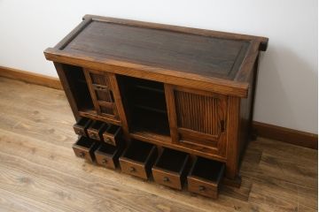 中古　アンティーク調　浮造り仕上げの小振りな水屋箪笥サイドボード(食器棚、サイドキャビネット、収納棚、戸棚、茶箪笥、テレビ台、テレビボード)(R-077935)