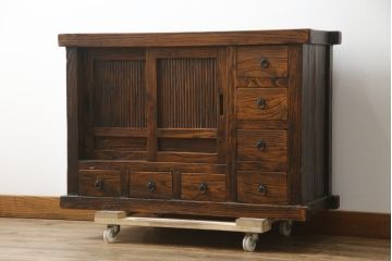 中古　アンティーク調　浮造り仕上げの小振りな水屋箪笥サイドボード(食器棚、サイドキャビネット、収納棚、戸棚、茶箪笥、テレビ台、テレビボード)(R-077936)