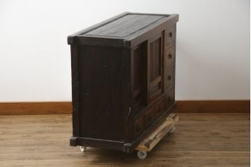 中古　アンティーク調　浮造り仕上げの小振りな水屋箪笥サイドボード(食器棚、サイドキャビネット、収納棚、戸棚、茶箪笥、テレビ台、テレビボード)(R-077936)