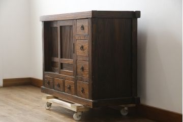 中古　アンティーク調　浮造り仕上げの小振りな水屋箪笥サイドボード(食器棚、サイドキャビネット、収納棚、戸棚、茶箪笥、テレビ台、テレビボード)(R-077936)