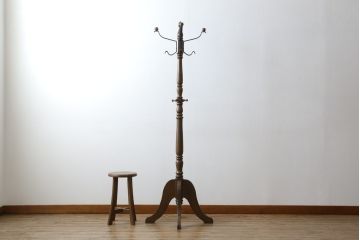中古　美品　カリモク(karimoku)　ナラ材　シックな色合いと品のある佇まいが魅力のポールハンガー(コートハンガー、帽子掛け、店舗什器)(R-077938)